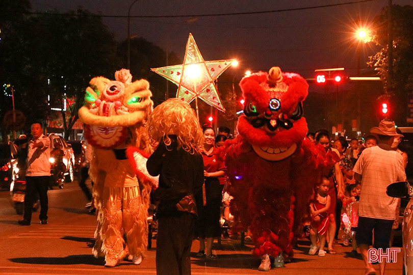 Công đoàn Hà Tĩnh trao quà Trung thu cho con em người lao động khó khăn