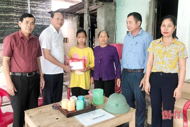 Trao tặng 1.800 suất quà dịp Tết Trung thu cho trẻ em ở Lộc Hà