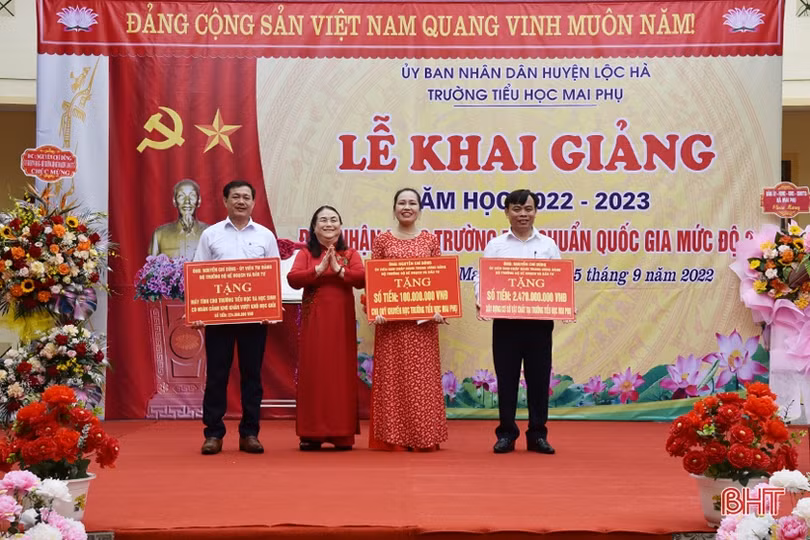 Trao quà cho học sinh, hỗ trợ các trường nhân dịp khai giảng năm học mới