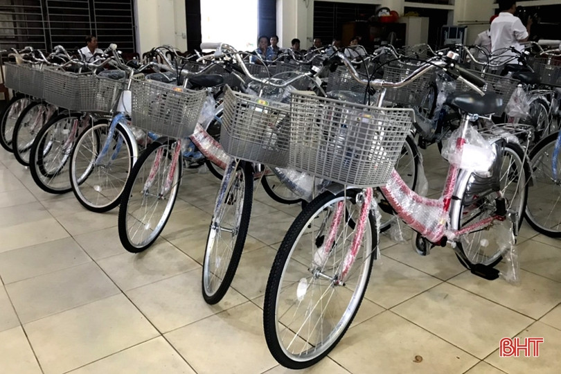 Trao 50 chiếc xe đạp cho học sinh có hoàn cảnh khó khăn ở Nghi Xuân