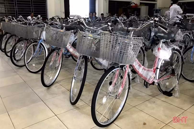 Trao 50 chiếc xe đạp cho học sinh có hoàn cảnh khó khăn ở Nghi Xuân