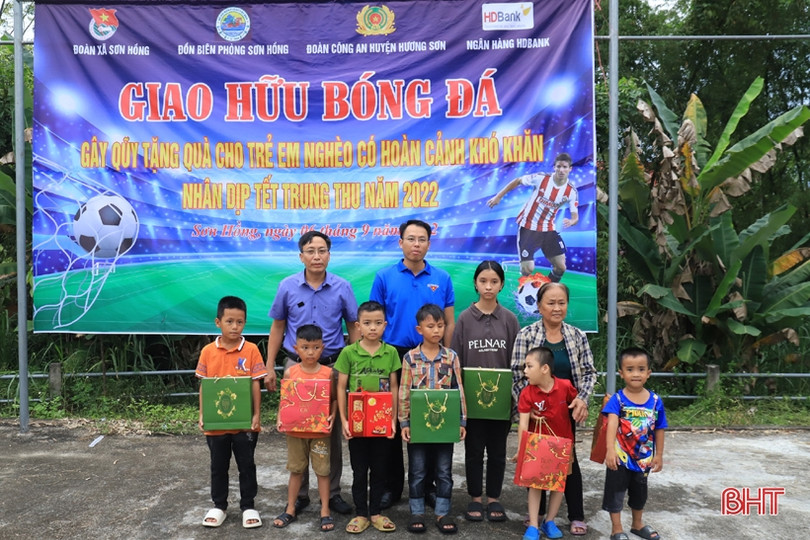 Giao lưu bóng đá gây quỹ ủng hộ trẻ em nghèo vui Tết Trung thu