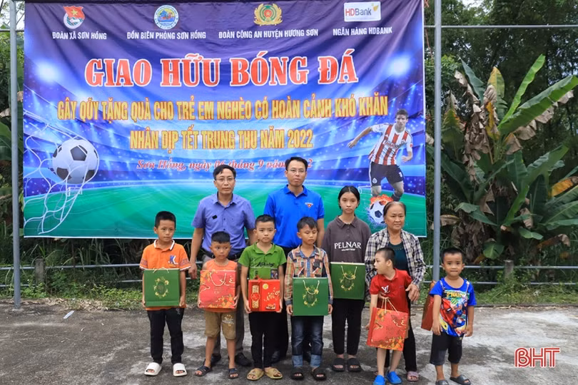 Giao lưu bóng đá gây quỹ ủng hộ trẻ em nghèo vui Tết Trung thu