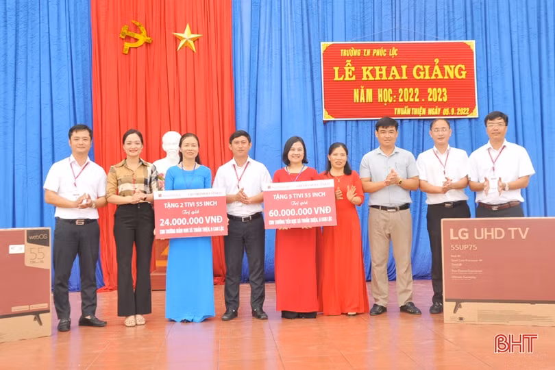 Agirbank Hà Tĩnh II trao học bổng và trang thiết bị cho các trường học