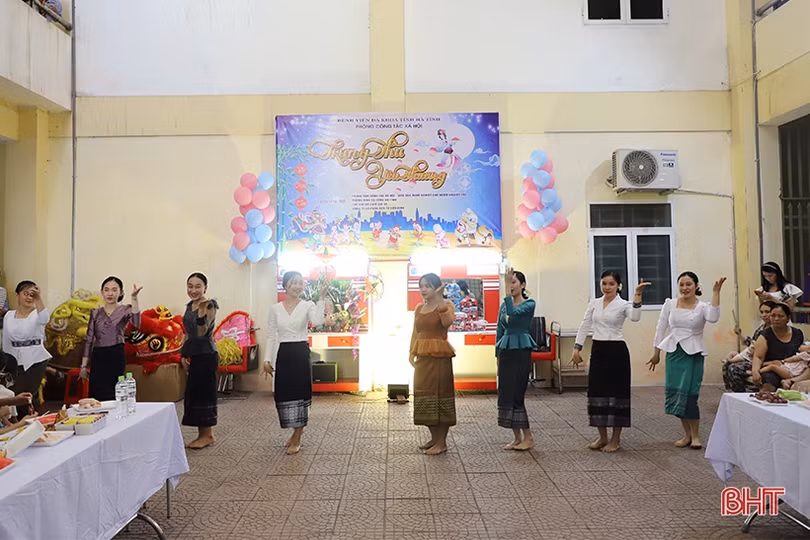 Mang Trung thu đến với bệnh nhi tại Bệnh viện Đa khoa tỉnh Hà Tĩnh