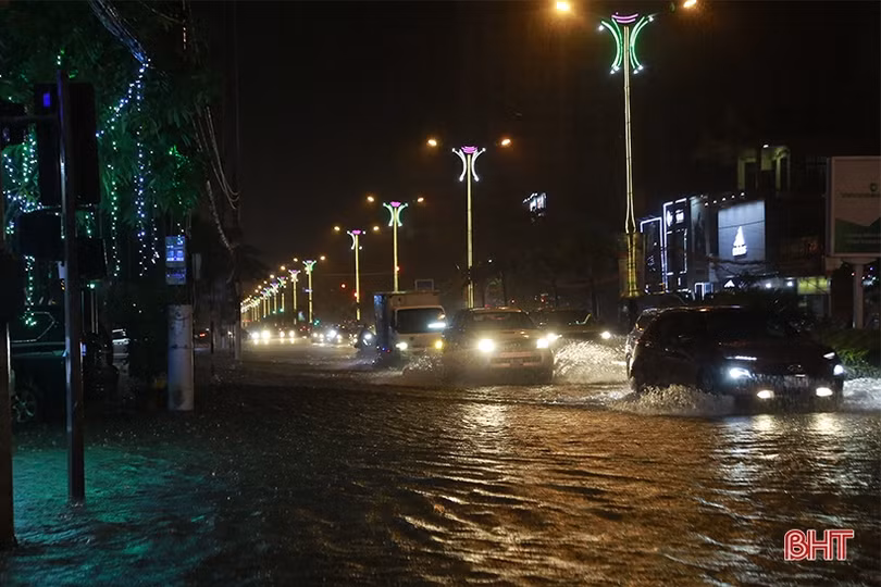Mưa lớn, nhiều tuyến phố ở Hà Tĩnh ngập sâu trong nước