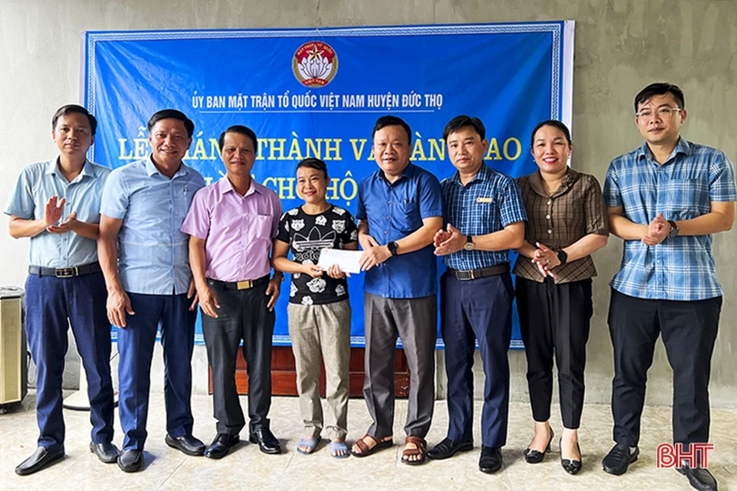 Đoàn ĐBQH hỗ trợ nhà nhân ái cho hộ nghèo ở Đức Thọ