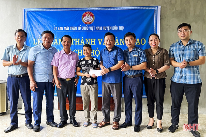 Đoàn ĐBQH hỗ trợ nhà nhân ái cho hộ nghèo ở Đức Thọ