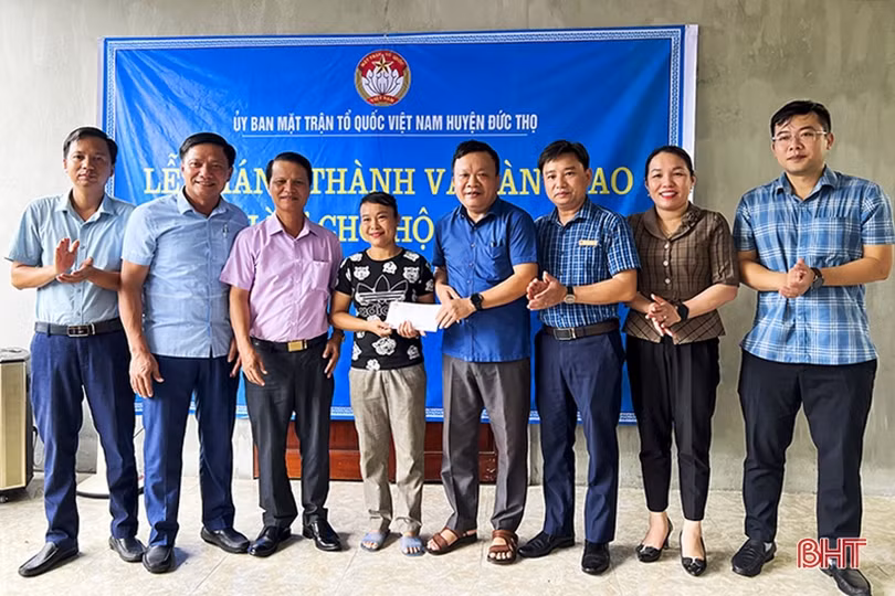 Đoàn ĐBQH hỗ trợ nhà nhân ái cho hộ nghèo ở Đức Thọ