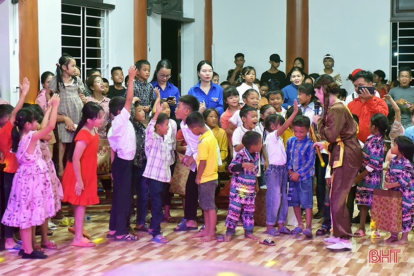 Rộn rã đêm hội trăng rằm ở bản Rào Tre