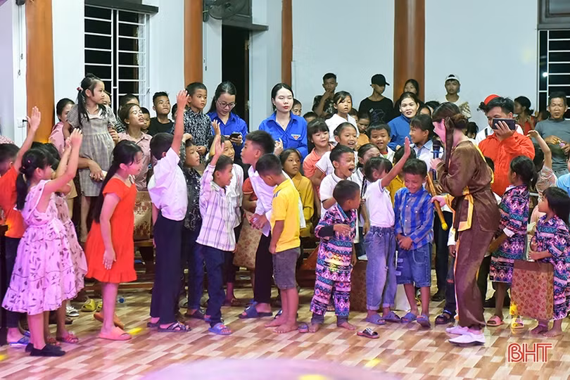 Rộn rã đêm hội trăng rằm ở bản Rào Tre