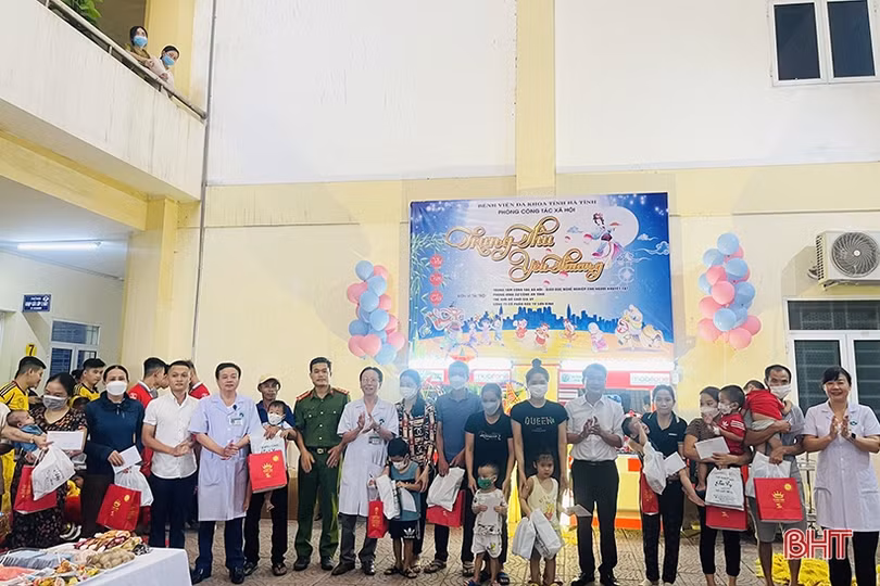 Công đoàn Hà Tĩnh trao quà Trung thu cho con em người lao động khó khăn