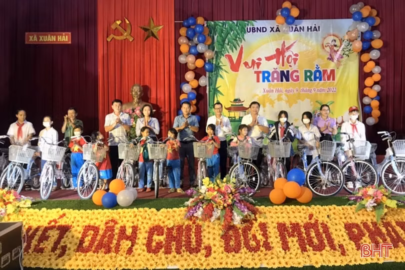 Trao 50 chiếc xe đạp cho học sinh có hoàn cảnh khó khăn ở Nghi Xuân