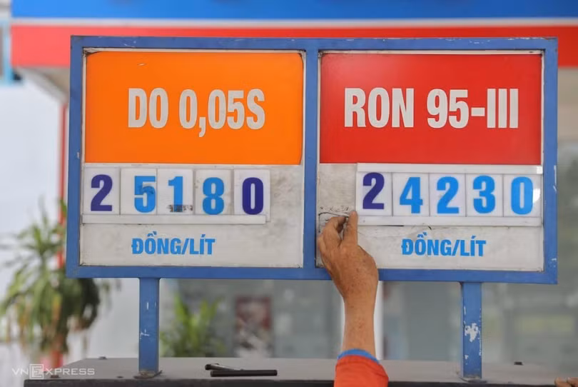 Lý do giá dầu lần đầu vượt xăng