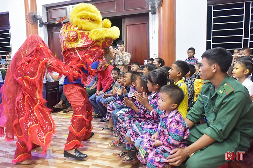 Rộn rã đêm hội trăng rằm ở bản Rào Tre