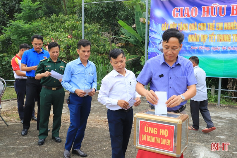 Giao lưu bóng đá gây quỹ ủng hộ trẻ em nghèo vui Tết Trung thu