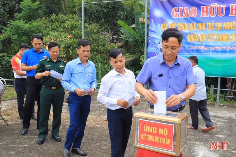 Giao lưu bóng đá gây quỹ ủng hộ trẻ em nghèo vui Tết Trung thu