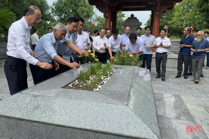 Dâng hương Đại thi hào Nguyễn Du nhân lễ giỗ lần thứ 202