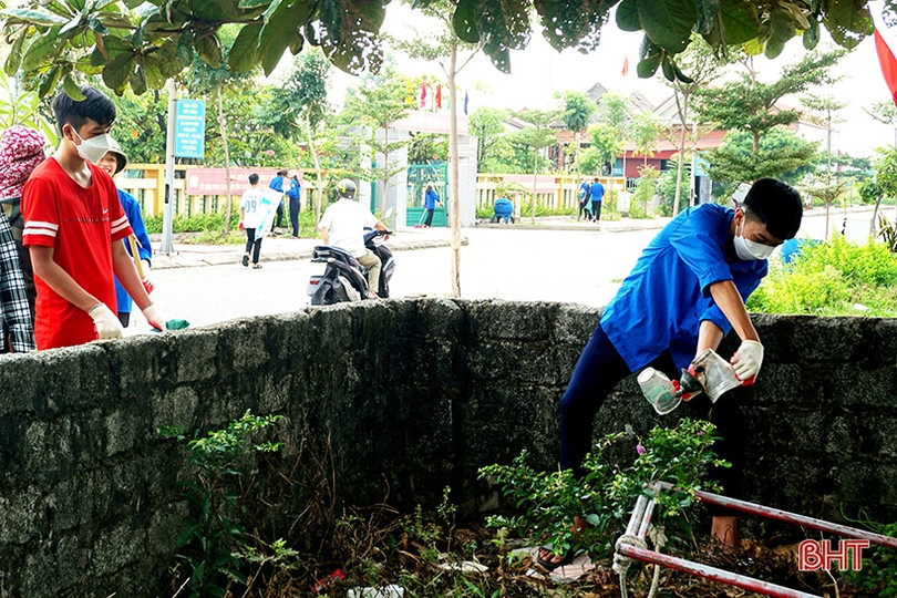 Ra quân diệt bọ gậy tại “điểm nóng” sốt xuất huyết ở thị xã Kỳ Anh