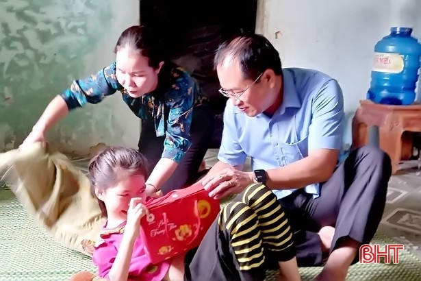 Trao tặng 1.800 suất quà dịp Tết Trung thu cho trẻ em ở Lộc Hà