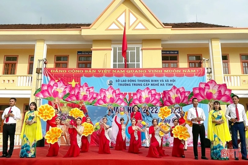 Các trường học ở Hà Tĩnh vui ngày khai trường, chào mừng năm học mới