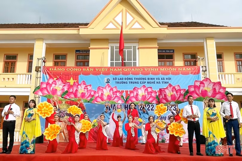 Các trường học ở Hà Tĩnh vui ngày khai trường, chào mừng năm học mới