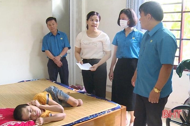 Công đoàn Hà Tĩnh trao quà Trung thu cho con em người lao động khó khăn