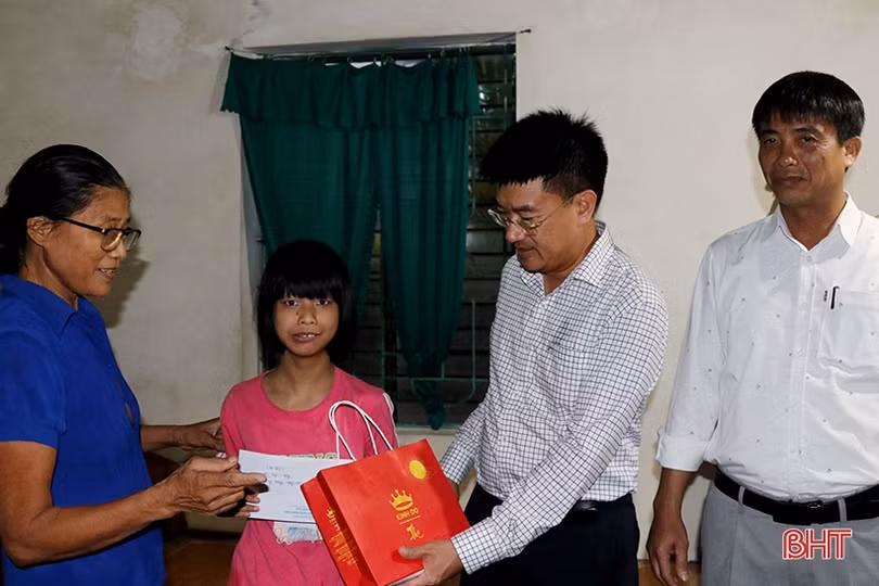 Lãnh đạo các địa phương trao quà cho trẻ em dịp Tết Trung thu