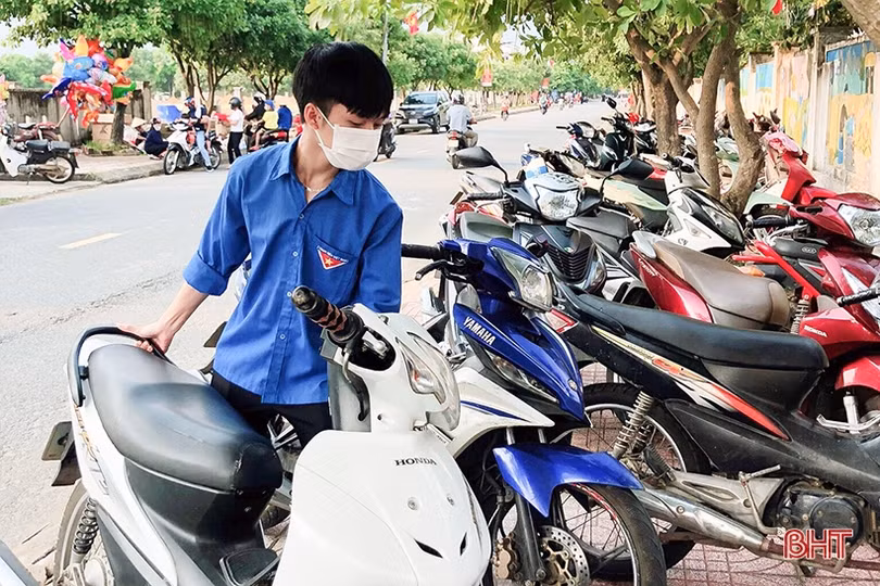 Trao quà cho học sinh, hỗ trợ các trường nhân dịp khai giảng năm học mới