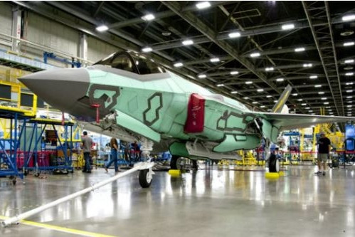 Mỹ điều ba tiêm kích F-22 giám sát khí cầu lạ