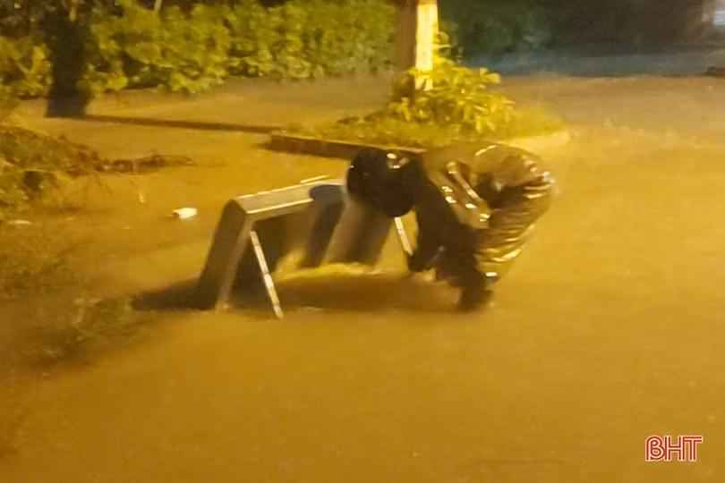 Mưa lớn, nhiều tuyến phố ở Hà Tĩnh ngập sâu trong nước