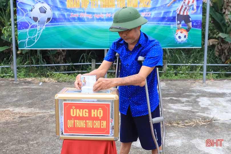 Giao lưu bóng đá gây quỹ ủng hộ trẻ em nghèo vui Tết Trung thu