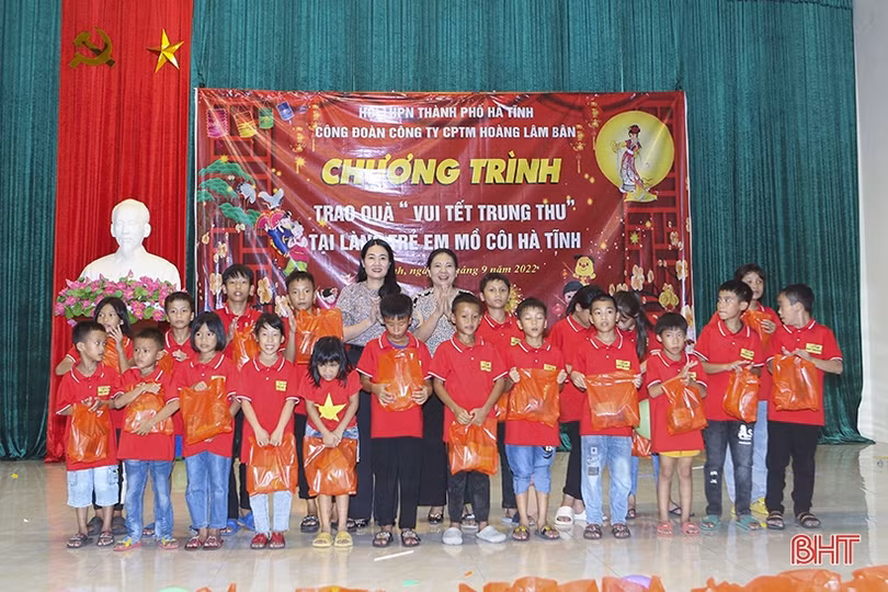 Trung thu đến sớm với Làng Trẻ em mồ côi Hà Tĩnh