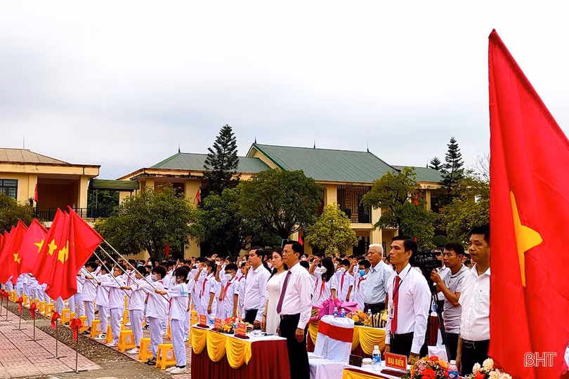 Các trường học ở Hà Tĩnh vui ngày khai trường, chào mừng năm học mới