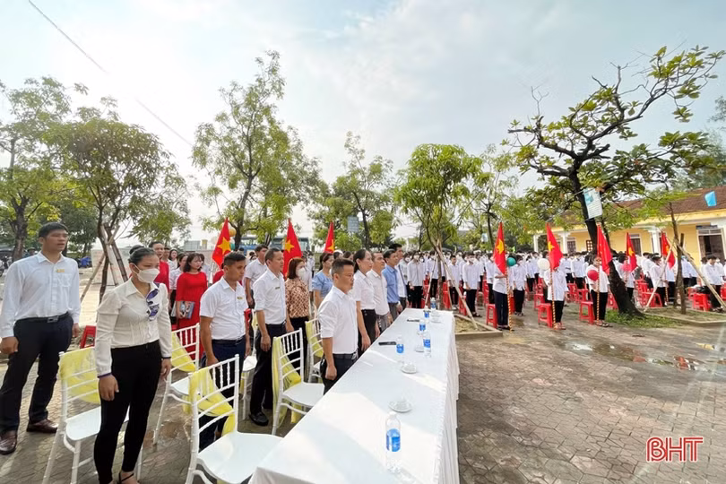Các trường học ở Hà Tĩnh vui ngày khai trường, chào mừng năm học mới