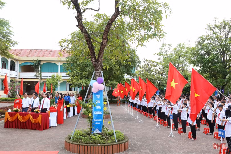 Các trường học ở Hà Tĩnh vui ngày khai trường, chào mừng năm học mới