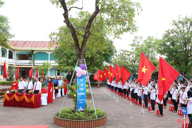 Các trường học ở Hà Tĩnh vui ngày khai trường, chào mừng năm học mới