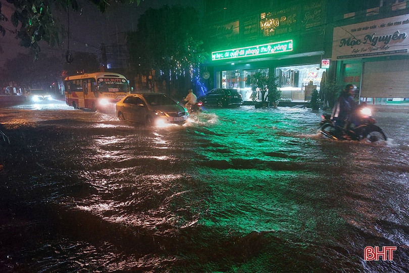 Mưa lớn, nhiều tuyến phố ở Hà Tĩnh ngập sâu trong nước