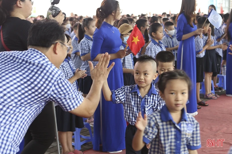 Các trường học ở Hà Tĩnh vui ngày khai trường, chào mừng năm học mới