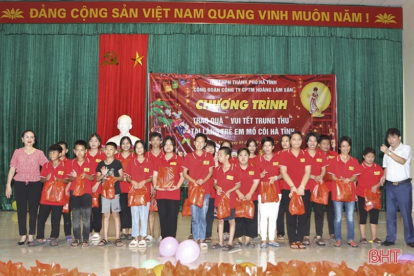 Trung thu đến sớm với Làng Trẻ em mồ côi Hà Tĩnh