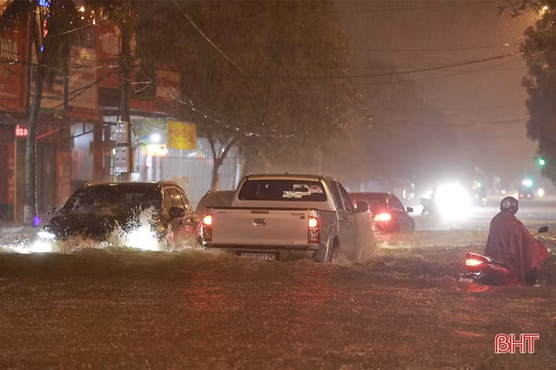 Mưa lớn, nhiều tuyến phố ở Hà Tĩnh ngập sâu trong nước