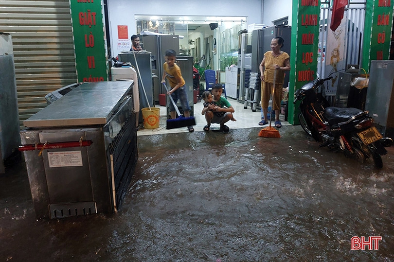 Mưa lớn, nhiều tuyến phố ở Hà Tĩnh ngập sâu trong nước
