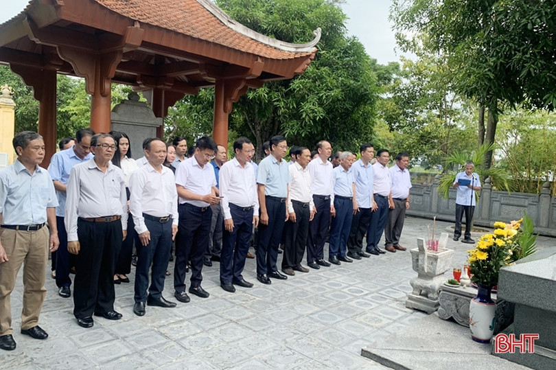 Dâng hương Đại thi hào Nguyễn Du nhân lễ giỗ lần thứ 202