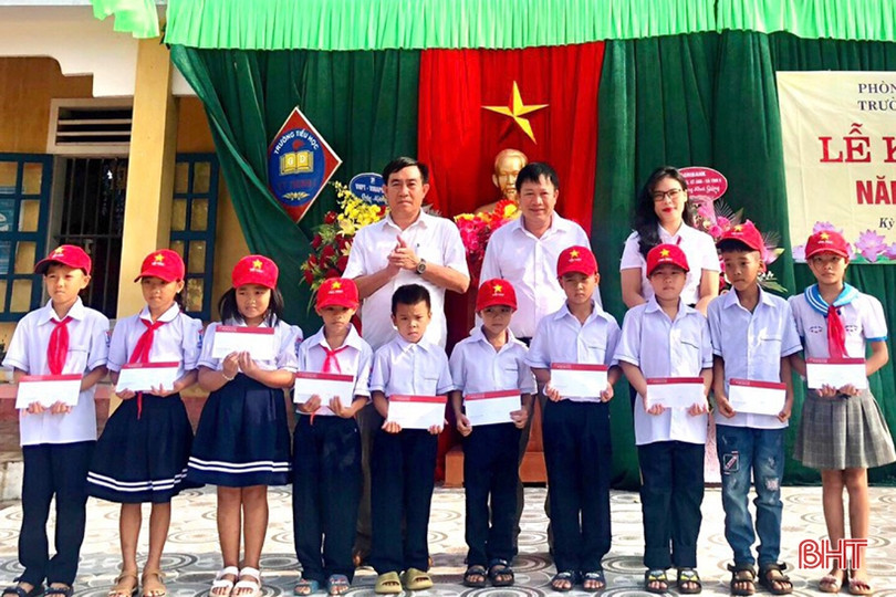 Agirbank Hà Tĩnh II trao học bổng và trang thiết bị cho các trường học