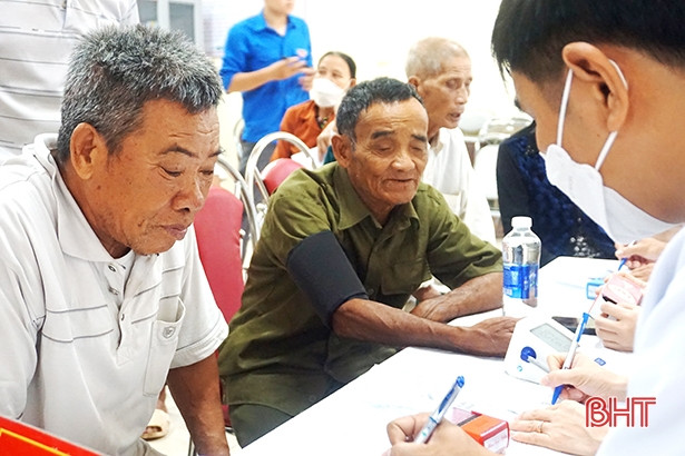 Formosa Hà Tĩnh hỗ trợ cấp phát thuốc miễn phí cho gần 200 người dân