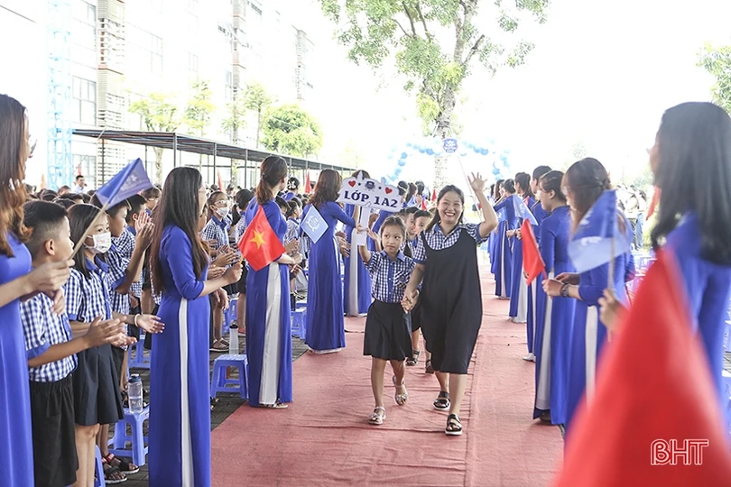 Các trường học ở Hà Tĩnh vui ngày khai trường, chào mừng năm học mới