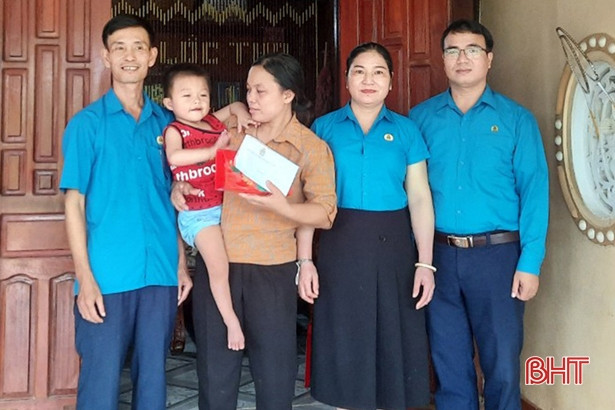 Công đoàn Hà Tĩnh trao quà Trung thu cho con em người lao động khó khăn