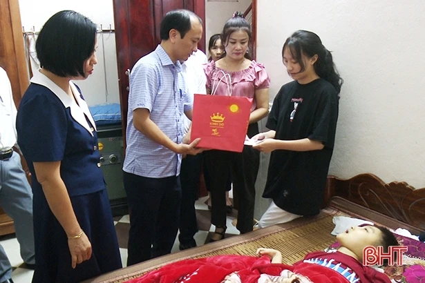 Tặng quà Trung thu cho trẻ em có hoàn cảnh khó khăn tại TP Hà Tĩnh