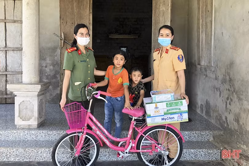 Lan tỏa hơi ấm “Mẹ đỡ đầu” đến trẻ em gặp hoàn cảnh khó khăn ở Hà Tĩnh