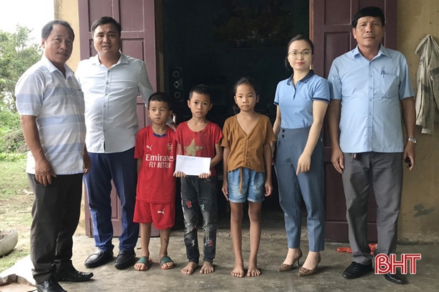 Công đoàn Hà Tĩnh trao quà Trung thu cho con em người lao động khó khăn